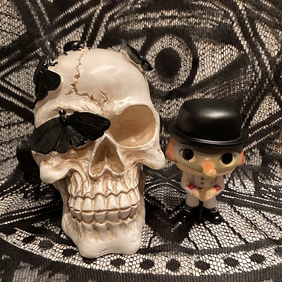 Distressed Faux Cracked Black Butterfly Resin Skull Tabletop Decor Piece - Picture 7 of 7